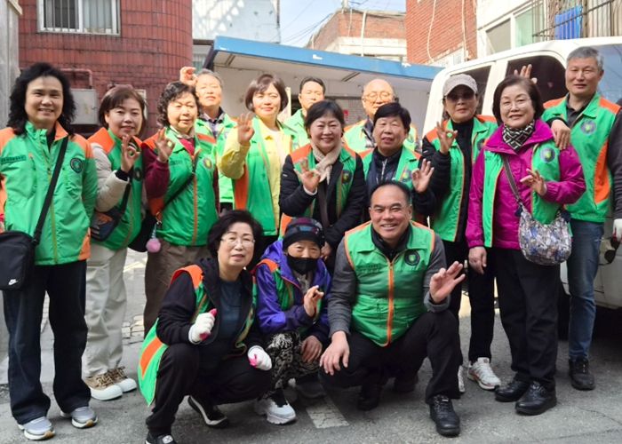 광명시 광명3동 행정복지센터는 지난 24일과 25일 양일간 쾌적하고 안전한 주거환경 조성을 위해 ‘2026년 봄맞이 대청소’를 실시했다.