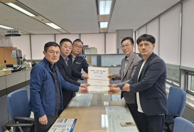 천안시 시내버스 운수 3사 노동조합 지부장들이 30일 천안시에 ‘난폭운전 근절 서약서’를 제출하고 있다.