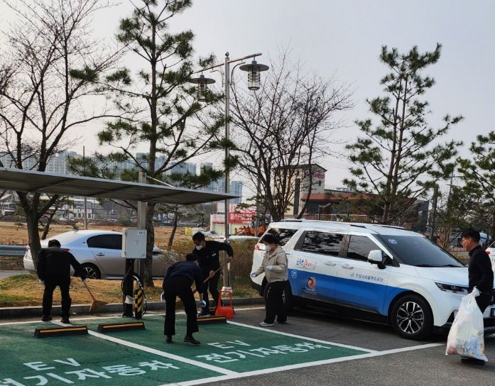 안성시시설관리공단 교통약자지원팀, 안전한 환경 조성 및 이용객 편의를 위한 주변 환경 정화 활동 첫 실시