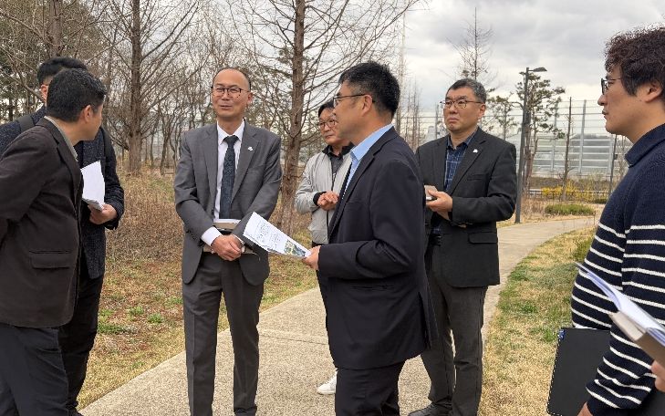 황국환 동탄구청장이 현장을 방문하여 동탄호수공원 인근 주차환경 개선 방안을 점검하고 있다