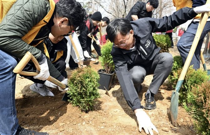 이민근 안산시장이 5일 안산 성호박물관 일대에서 진행된 제81회 식목일 기념 '시민 참여 나무심기 행사'에서 시민들과 함께 나무를 식재하고 있다.