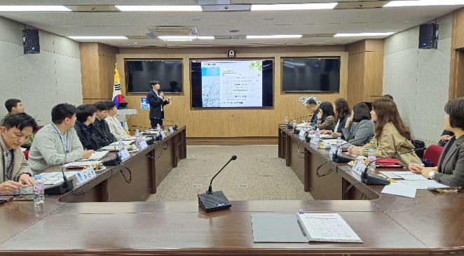 수원시가 ‘2026 교통안전 특별실태조사 과업설명회’를 개최하고 있다.