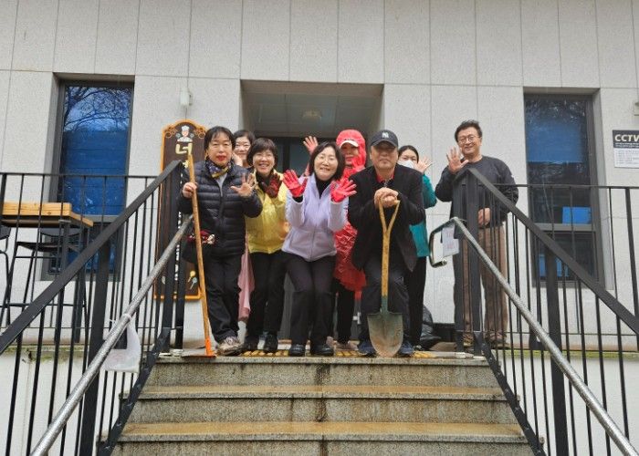 광명시 광명5동 주민자치회는 지난 6일 식목일과 봄을 맞아 너부대공원에서 영산홍 심기 행사를 진행했다.