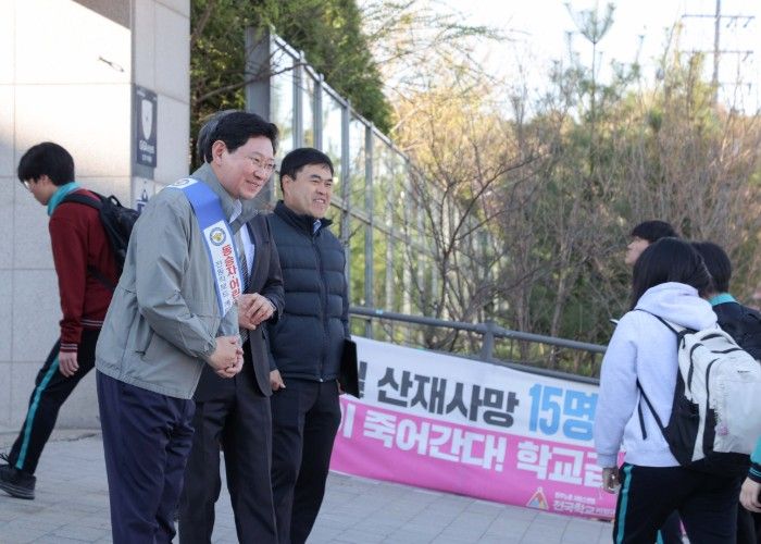 이상일 용인특례시장이 7일 아침 성복고등학교 정문 앞에서 개인형 이동장치 이용 안전캠페인에 참여했다.