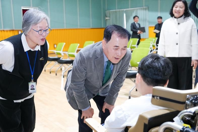 충남교육청, 보행재활로봇 시연회 현장 방문