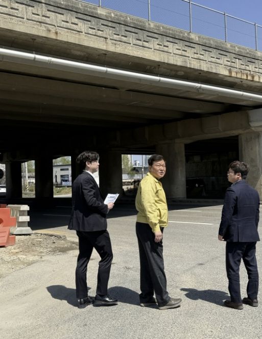 박승삼 시흥시장 권한대행이 침수우려도로를 현장점검하고 있다